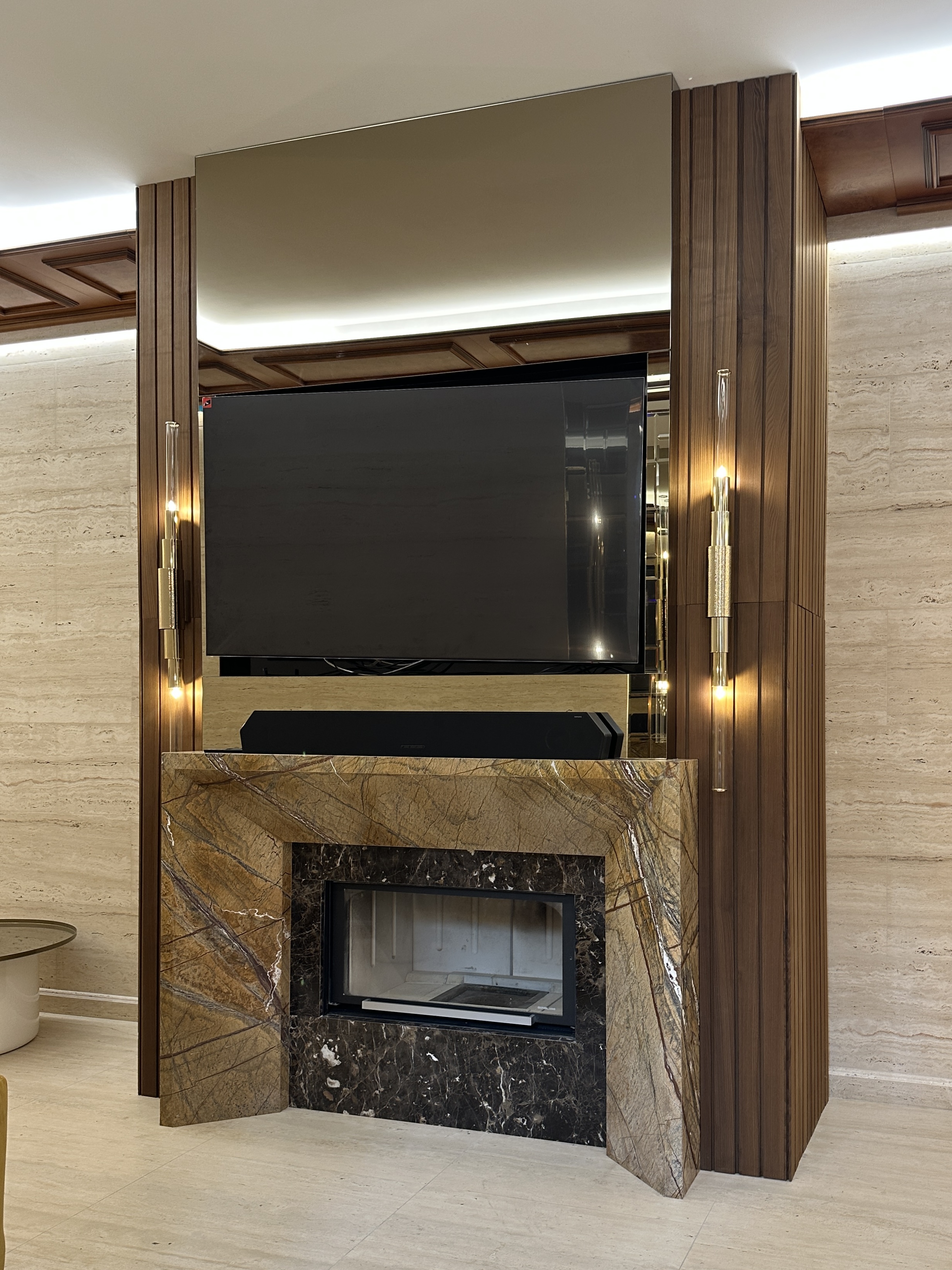 Камін з мармуру Emperador Dark та Bidasar Gold