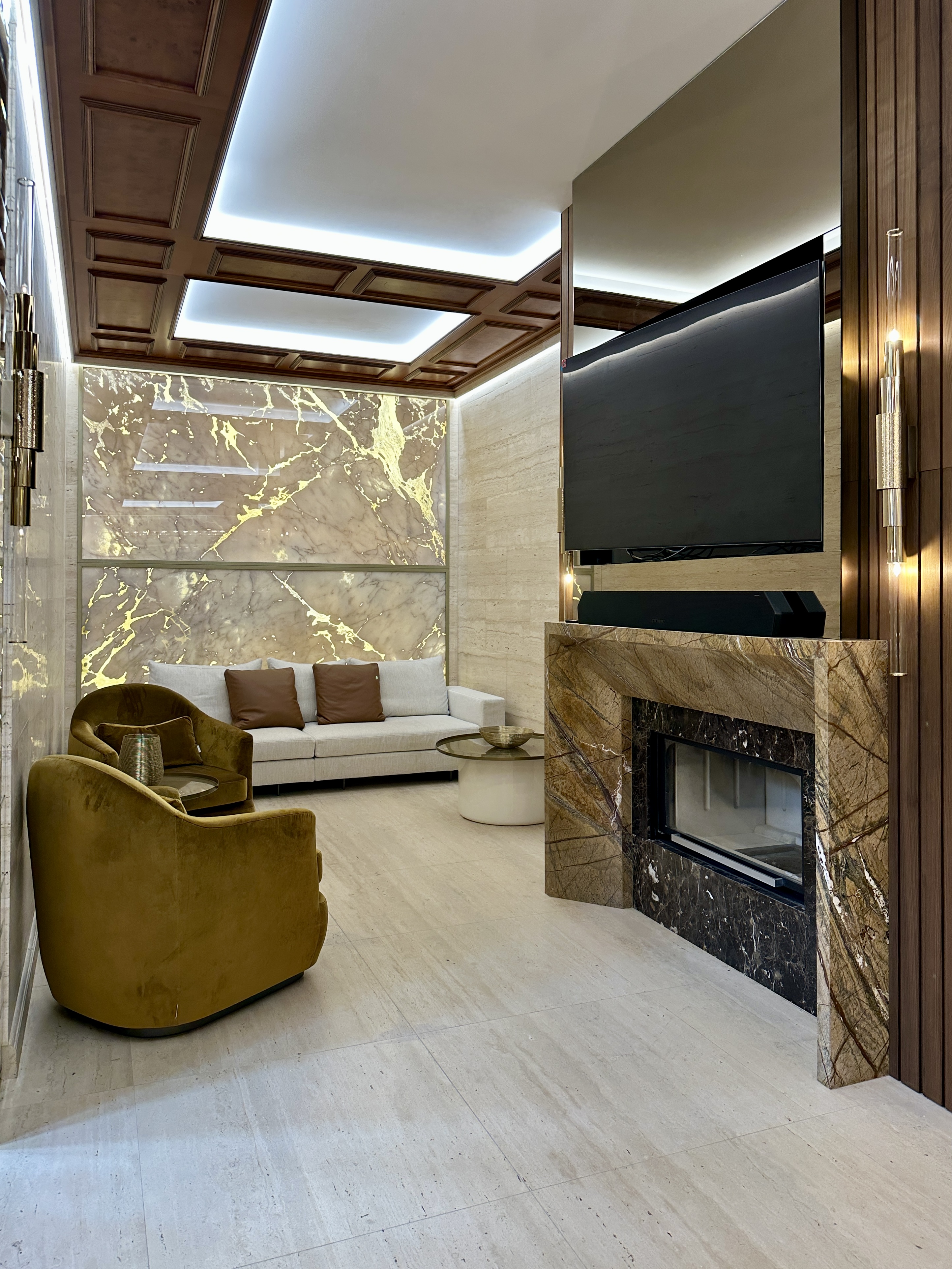 Камін з мармуру Emperador Dark та Bidasar Gold
