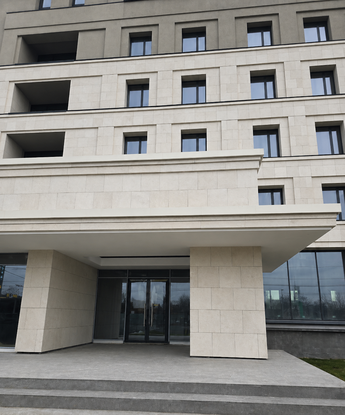 Фасад з натурального вапняку Limestone Vratsa