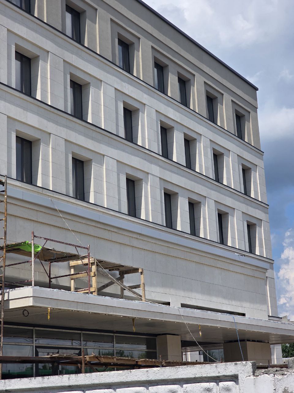 Фасад з натурального вапняку Limestone Vratsa
