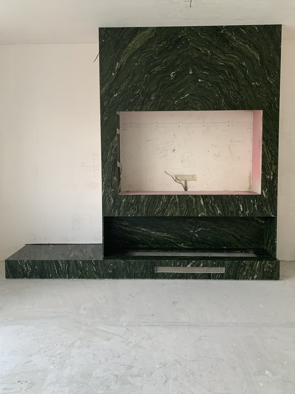 ТВ-зона з кварциту Verde Bamboo