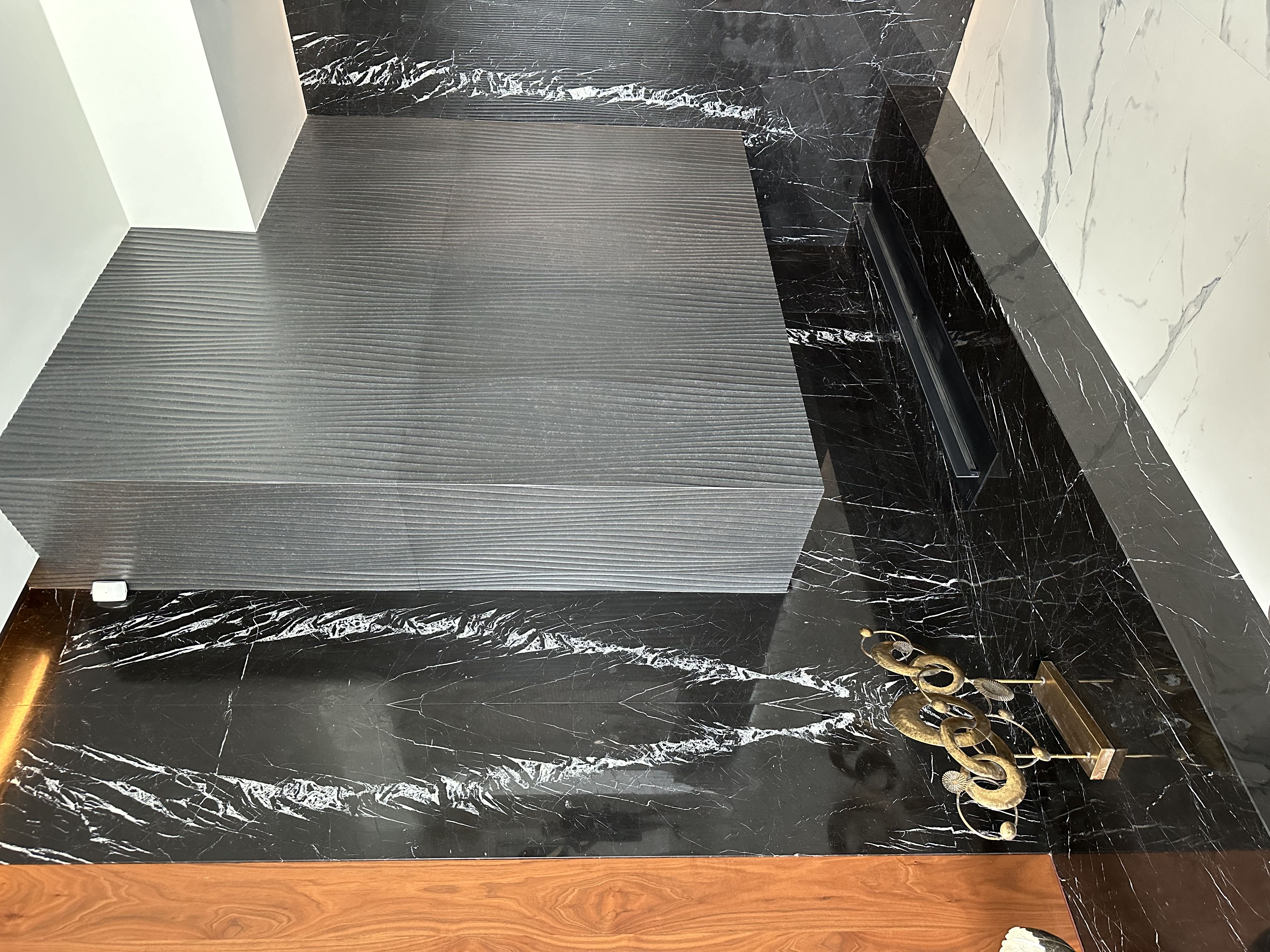 Облицювання зони каміну мармуром Nero Marquina