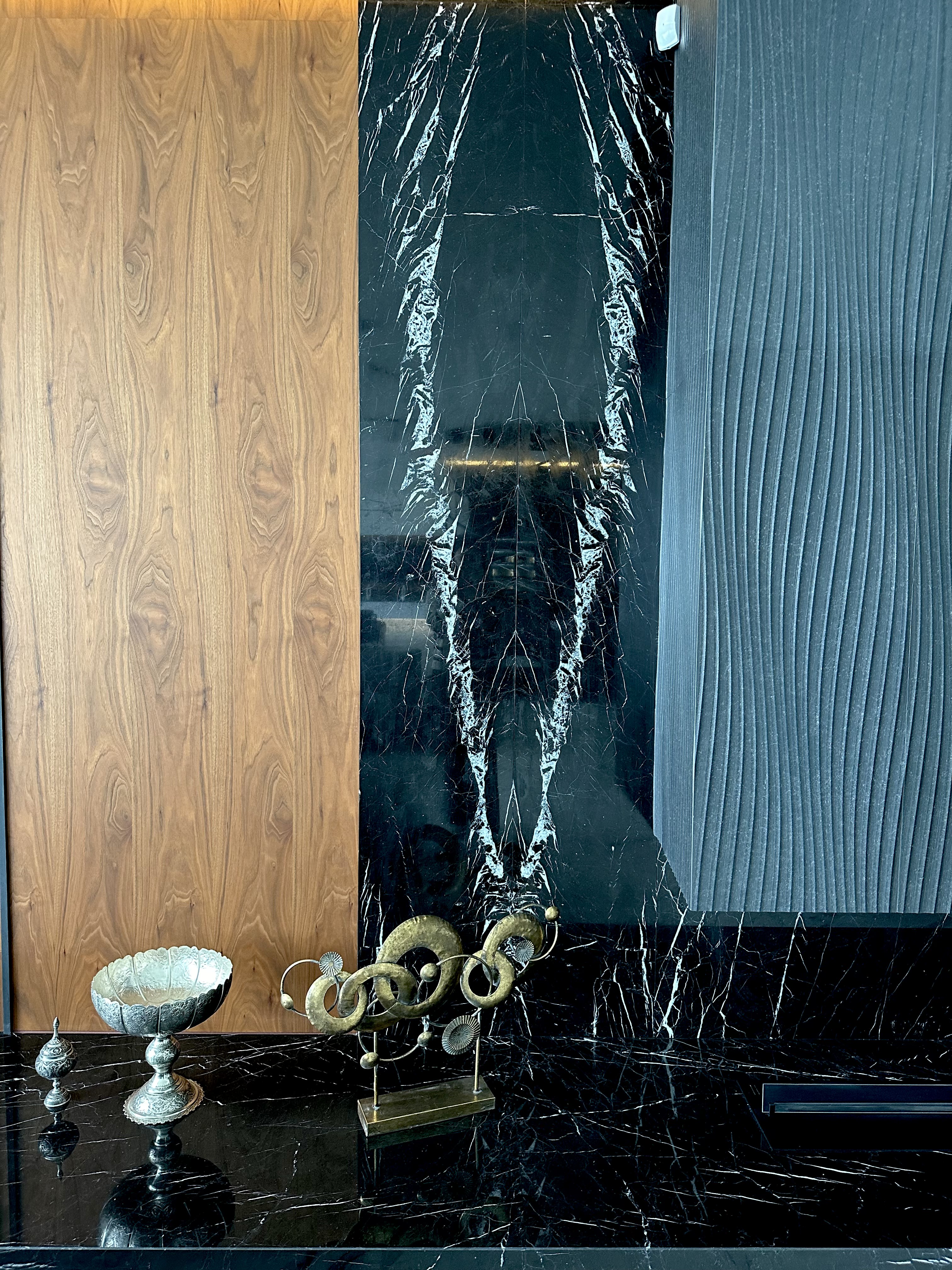 Облицювання зони каміну мармуром Nero Marquina