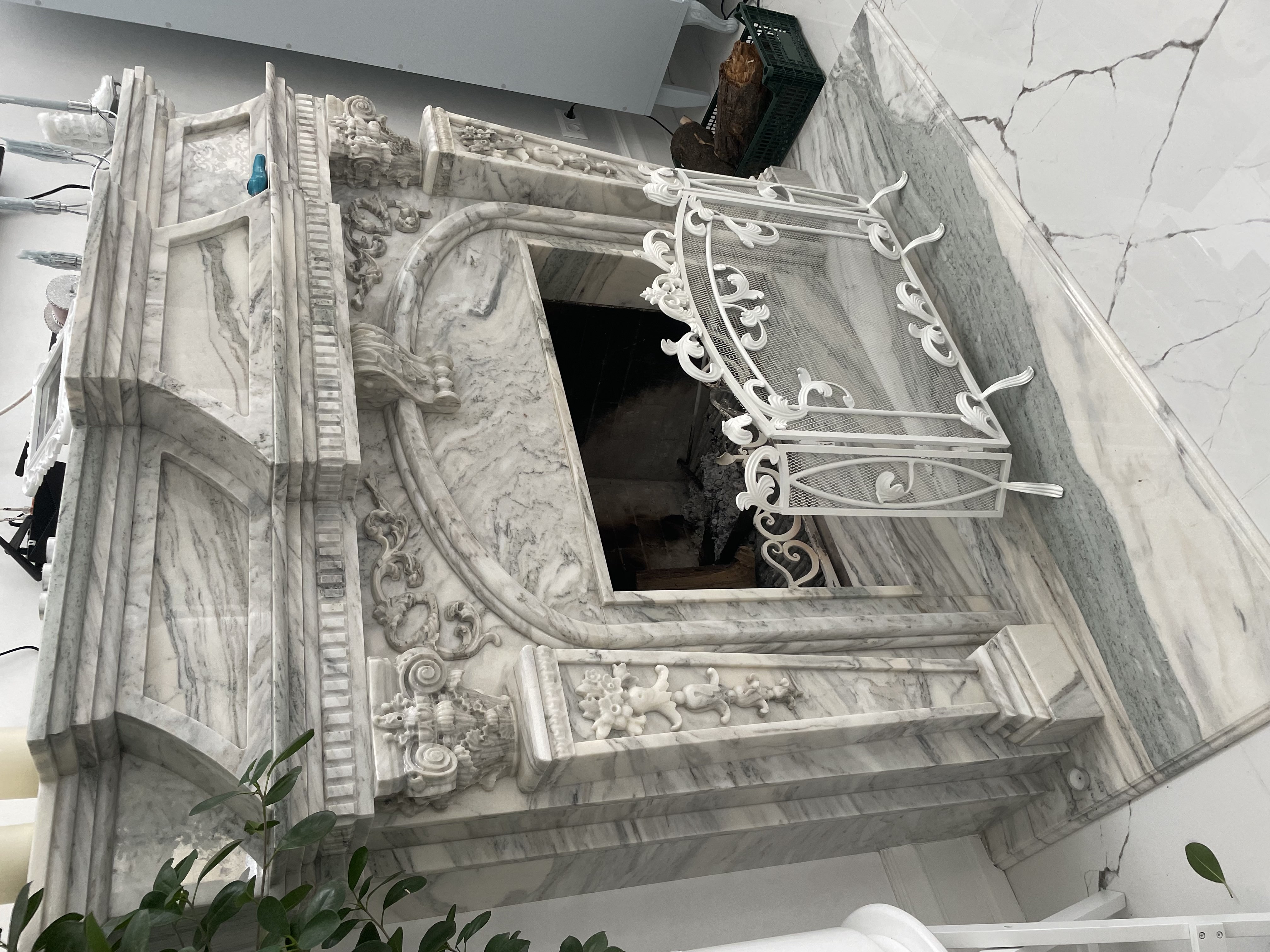 Різьблений камін з мармуру Emerald White