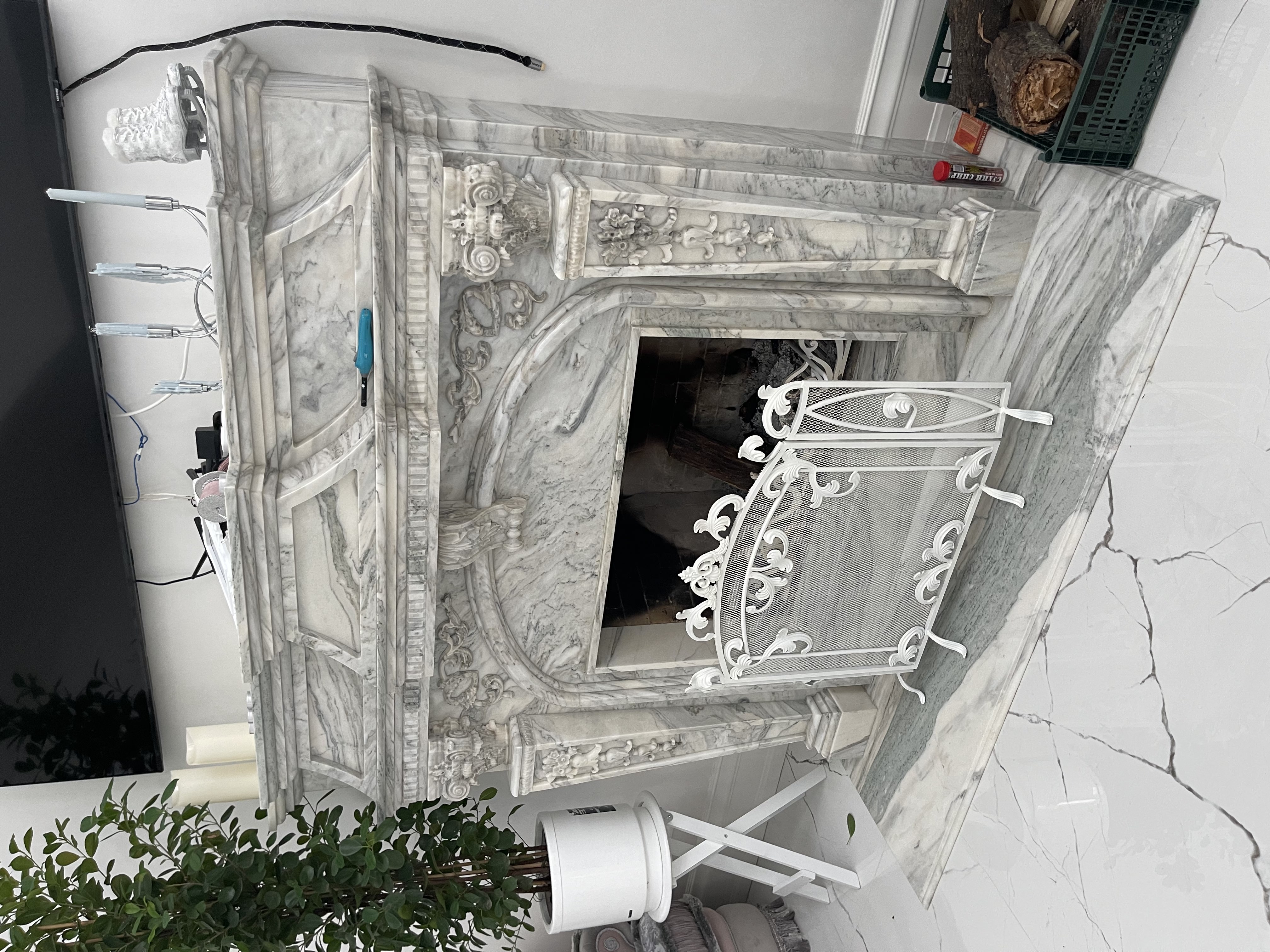 Різьблений камін з мармуру Emerald White